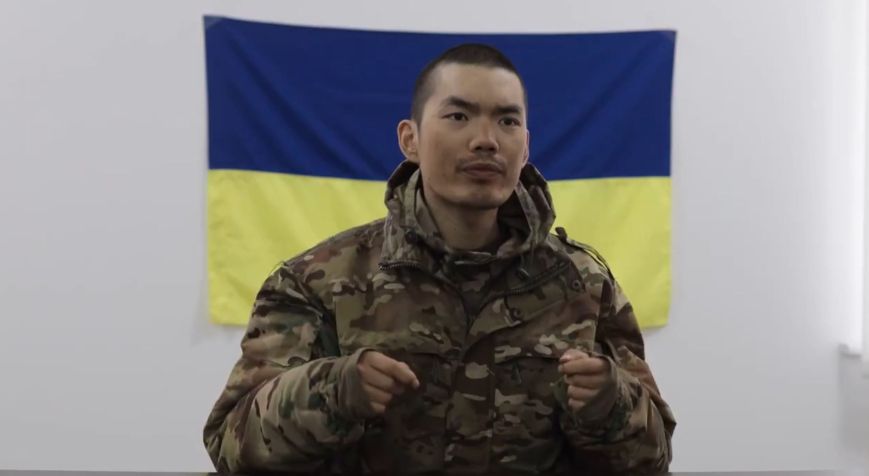 Soldado chinês capturado na Ucrânia em interrogatório. • Volodymyr Zelensky no X