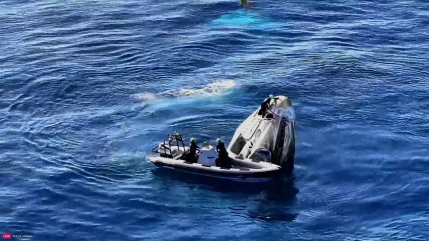 Lanchas rápidas se aproximando da cápsula Dragon da missão Fram2, na costa da Califórnia • SpaceX