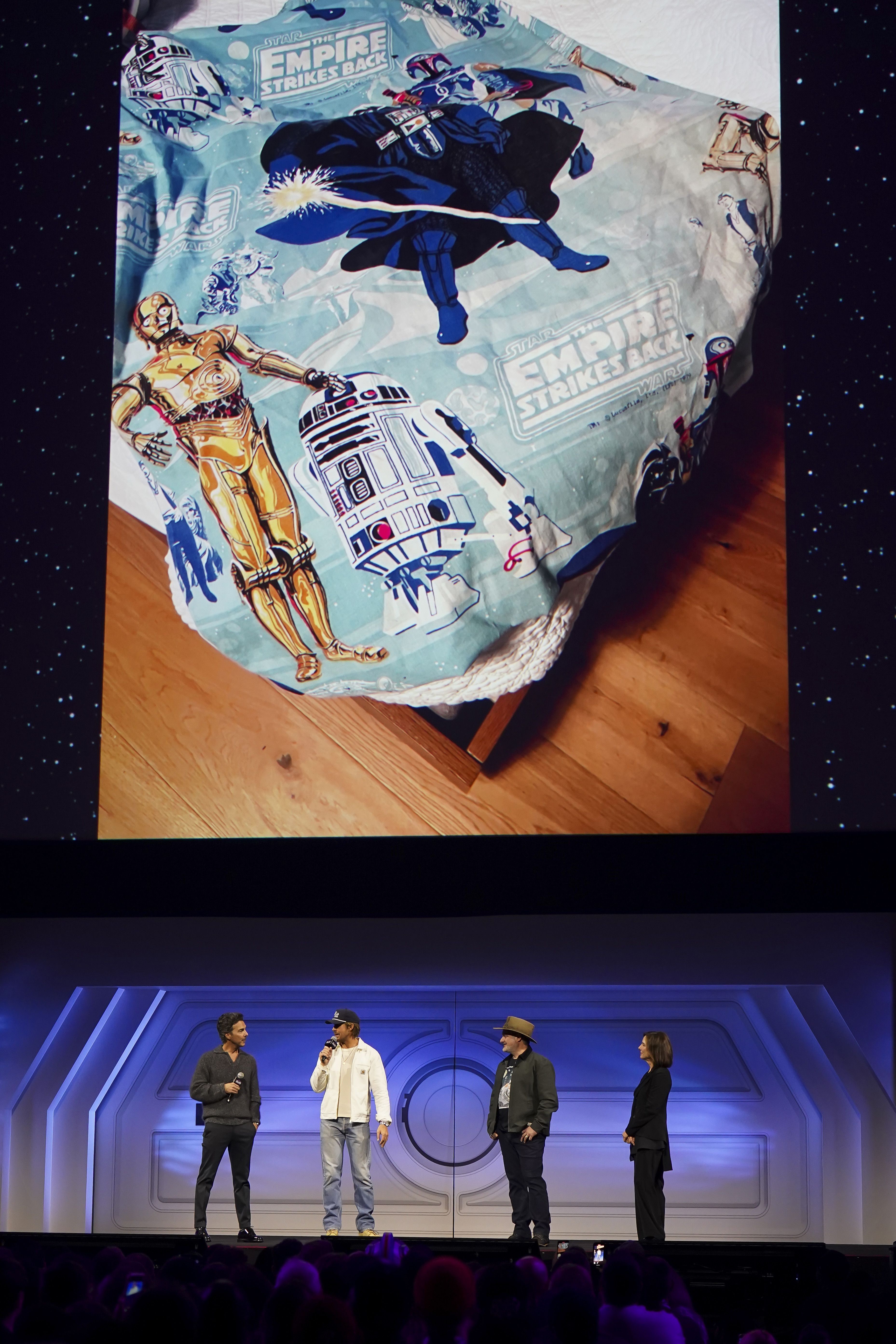 Os lençóis de infância de Ryan Gosling com tema "Star Wars" são exibidos durante o Dia 1 da Star Wars Celebration Japan em Chiba, Japão, na sexta-feira (18) • Christopher Jue/Getty Images para Disney
