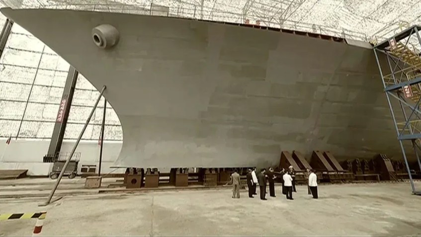 Uma imagem da Televisão Central Coreana mostra o líder Kim Jong Un verificando o trabalho em um novo navio de guerra no final do ano passado. • TV Central Coreana