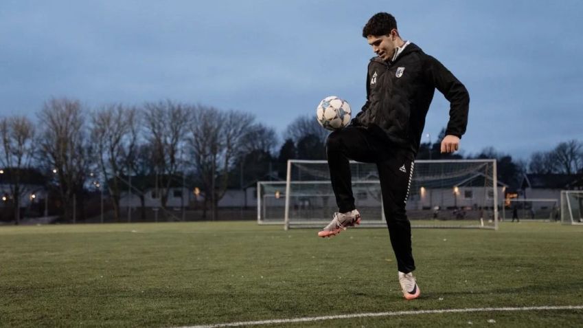 Abdulraof Alchaieb, o Abudi, treina no Valsätra Sports Ground, em Uppsala, na Suécia. O jogador de 18 anos foi convocado recentemente para a seleção sub-20 da Síria • Li-Lian Ahlskog Hou/CNN