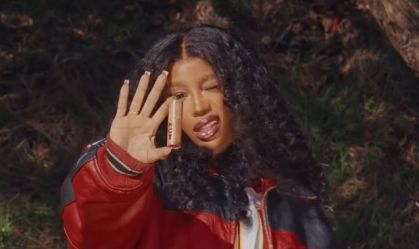 SZA anuncia marca de beleza com três tons de gloss labial