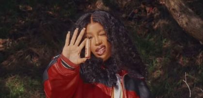 SZA anuncia marca de beleza com gloss labial