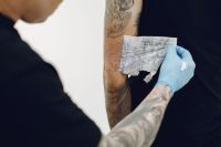 "Quero minha pele de volta": por que as pessoas estão removendo tatuagens?