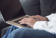 Uso de tecnologia pode ser associado a menor risco de demência, diz estudo