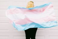 CFM veta terapia hormonal a menores, e comunidade LGBTQIA+ critica; entenda
