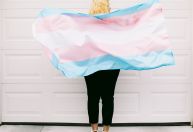 CFM veta terapia hormonal a menores, e comunidade LGBTQIA+ critica; entenda