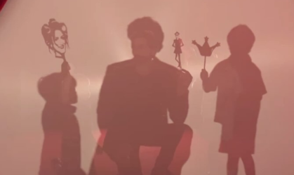 Thales Bretas emociona ao levar filhos a exposição sobre Paulo Gustavo