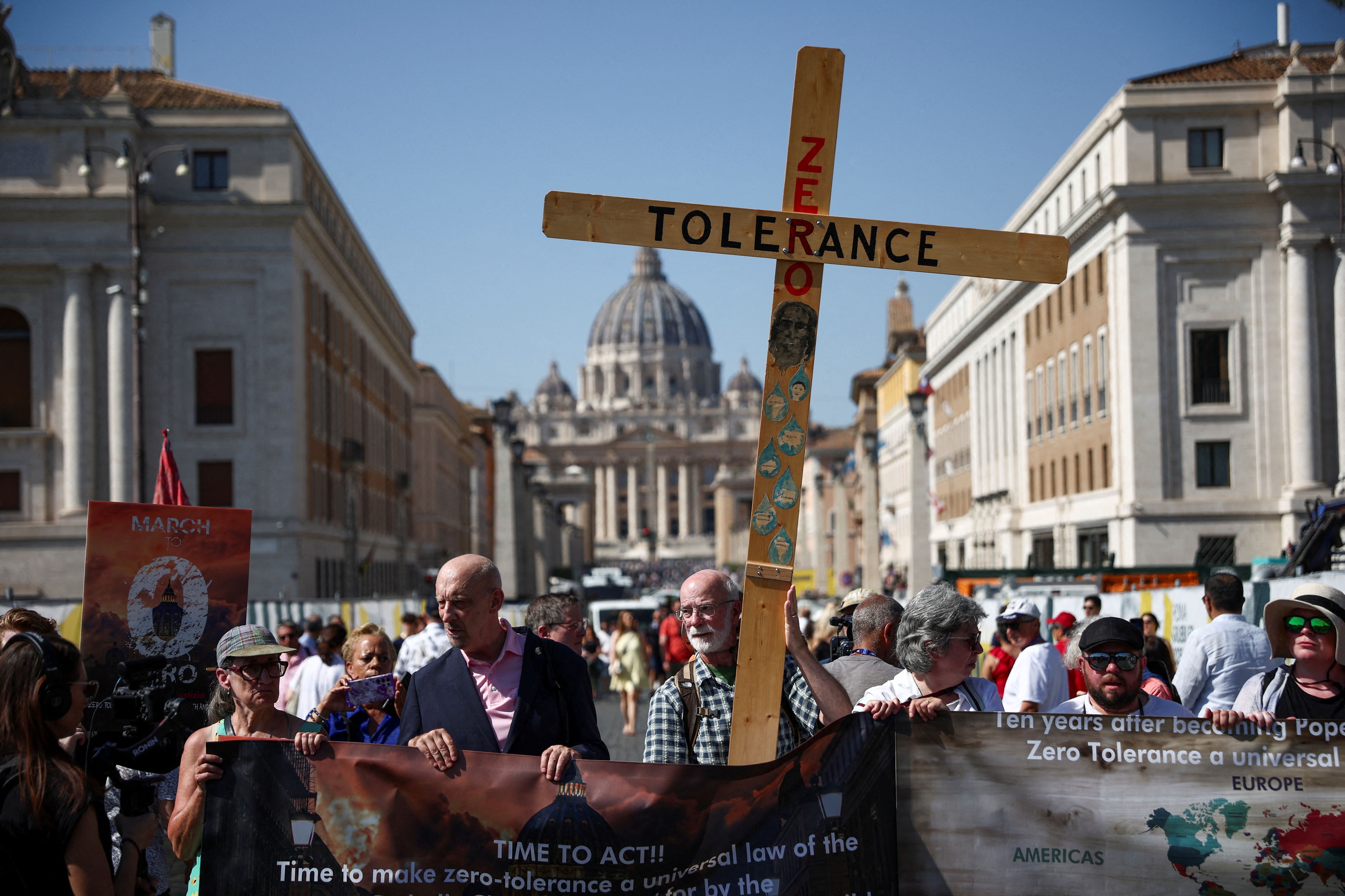 Manifestação contra abuso sexual clerical no Vaticano