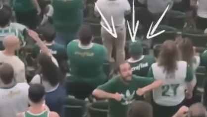 Torcedor do Palmeiras foi flagrado imitando um macaco para torcedores do Cerro Porteño