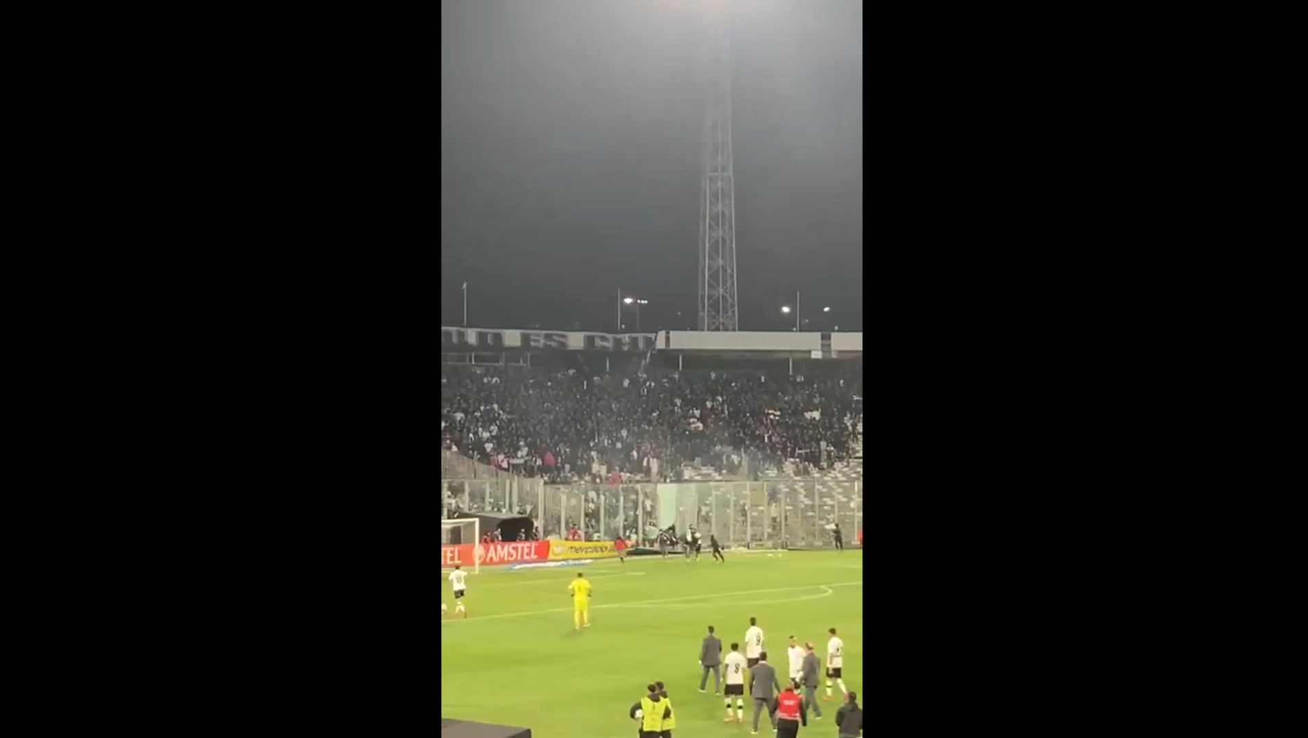 Torcida do Colo Colo invade Monumental em jogo contra Fortaleza