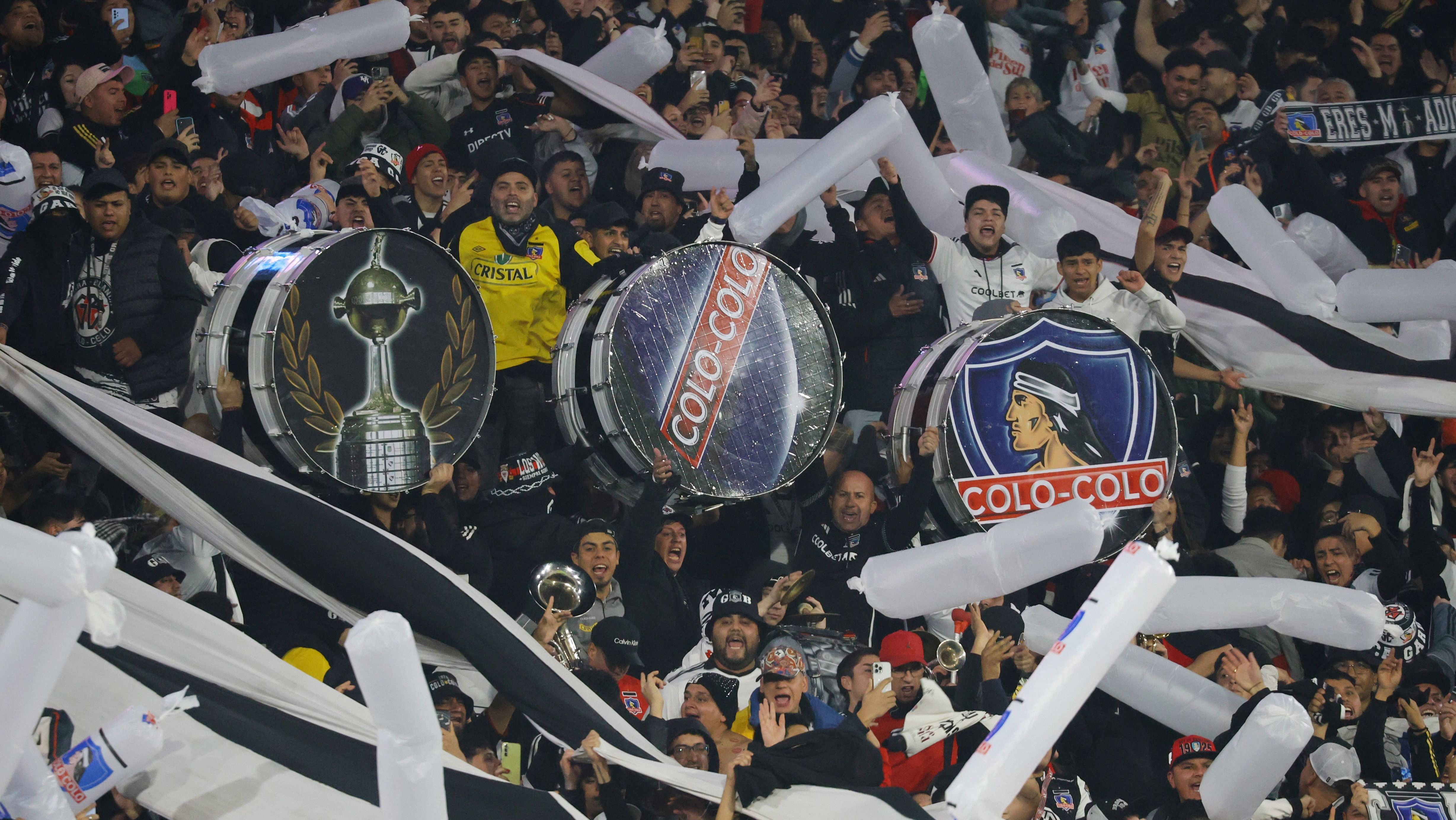 Torcedores do Colo-Colo em jogo no Monumental David Arellano