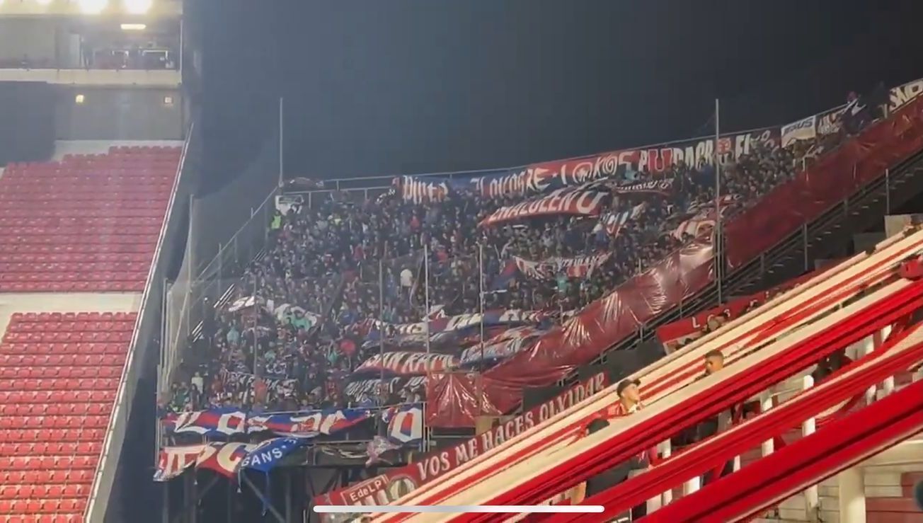 A torcida da Universidad de Chile no estádio do Estudiantes, pela Libertadores