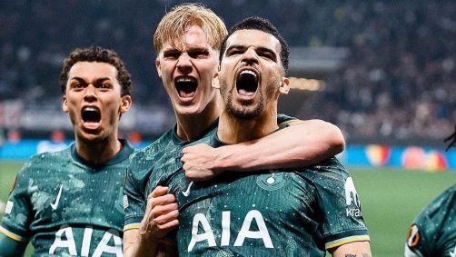 Solanke celebra o gol marcado pelo Tottenham sobre o Frankfurt