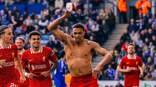 Trent Alexander-Arnold, do Liverpool, celebra gol em partida contra o Leicester City