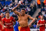 Liverpool vence, rebaixa Leicester e fica mais próximo do título