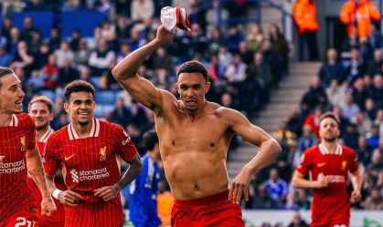Liverpool vence, rebaixa Leicester e fica mais próximo do título