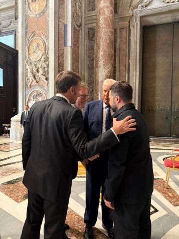 Emmanuel Macron, Keir Starmer, Donald Trump e Volodymyr Zelensky se reúnem na Basílica de São Pedro, antes do funeral do papa Francisco • Presidência Ucrânia
