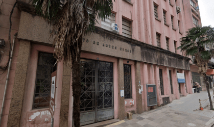 Prédio da UFRGS é reaberto após professora ser picada por escorpião-amarelo