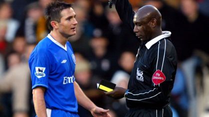 Uriah Rennie aplicando um cartão para Frank Lampard em partida da Premier League
