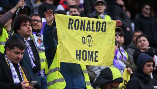 Torcedores do Valladolid protestam contra Ronaldo em jogo contra o Sevilla, em fevereiro