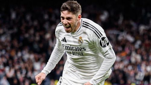 Uruguaio Valverde corre para celebrar seu gol na partida entre Real Madrid e Bilbao