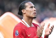 Após renovação com Salah, Liverpool se aproxima de acordo com Van Dijk