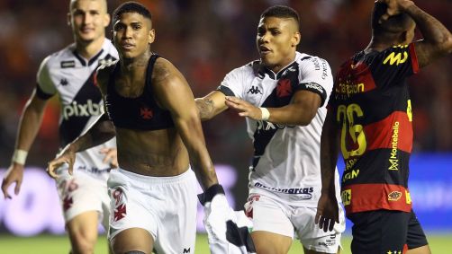 Raniel comemora gol do empate do Vasco contra o Sport em 2022, em jogo decisivo da Série B
