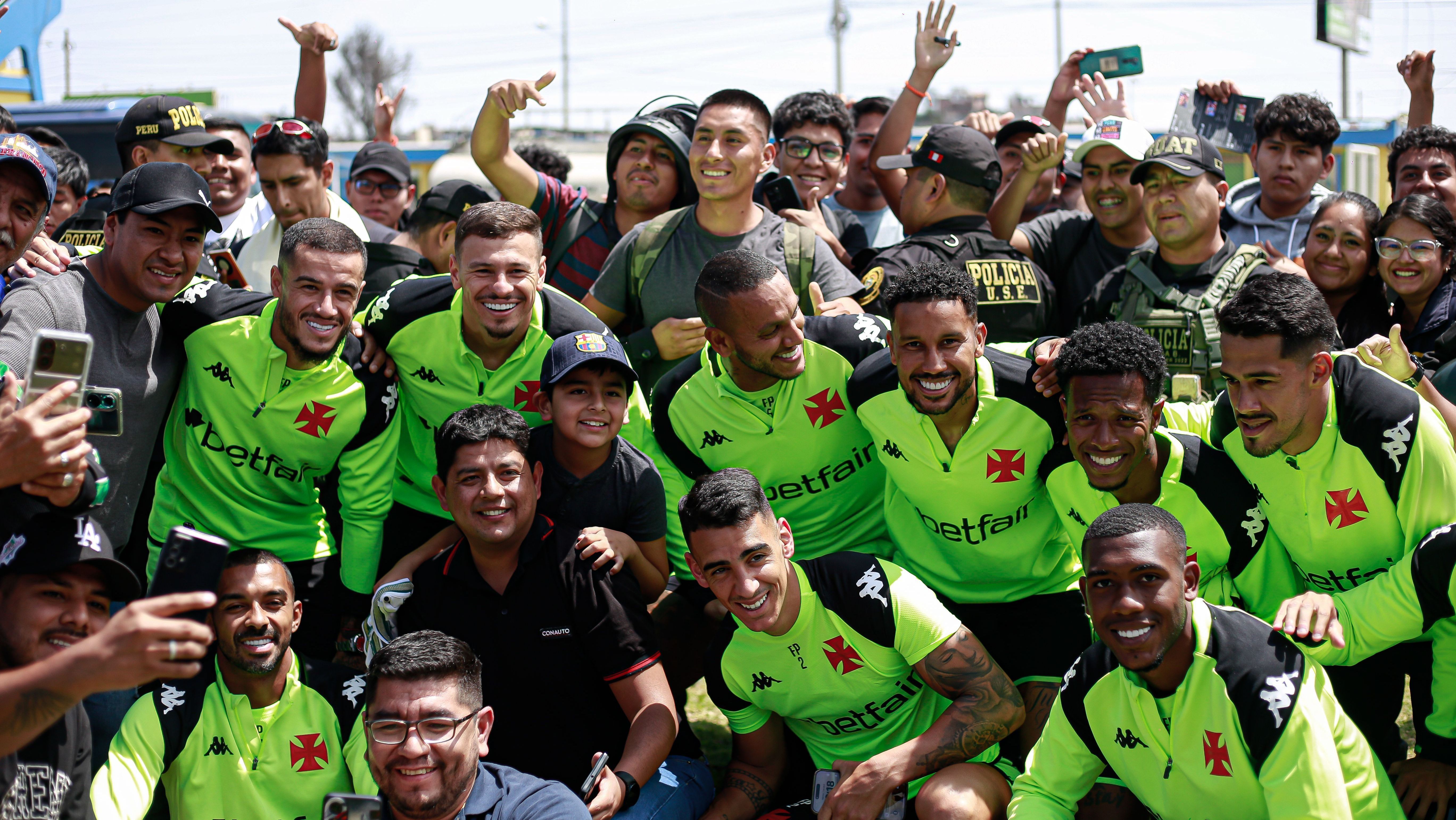Jogadores do Vasco posam com torcedores peruanos após treino em Arequipa antes do jogo contra o Melgar