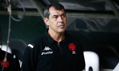 Após saída de Carpini, Vitória negocia com técnico campeão pelo Corinthians