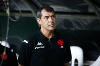 Após saída de Carpini, Vitória negocia com técnico campeão pelo Corinthians