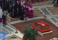 Quem é a freira amiga do papa Francisco que quebrou protocolo no velório