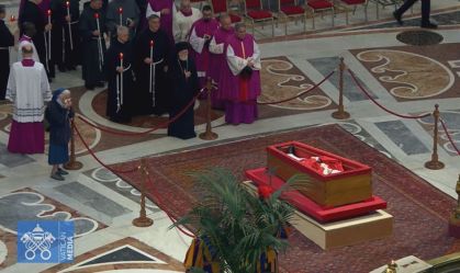 Quem é a freira amiga do papa Francisco que quebrou protocolo no velório