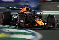 Verstappen brilha, supera Piastri e largará na pole do GP da Arábia Saudita