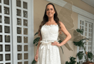 Silvia Abravanel posa com vestido de noiva e asas; veja detalhes do look