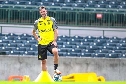 Matias Viña durante treino do Flamengo