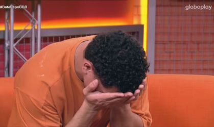 BBB25: Vinícius chora ao descobrir reação da mãe após se assumir bissexual