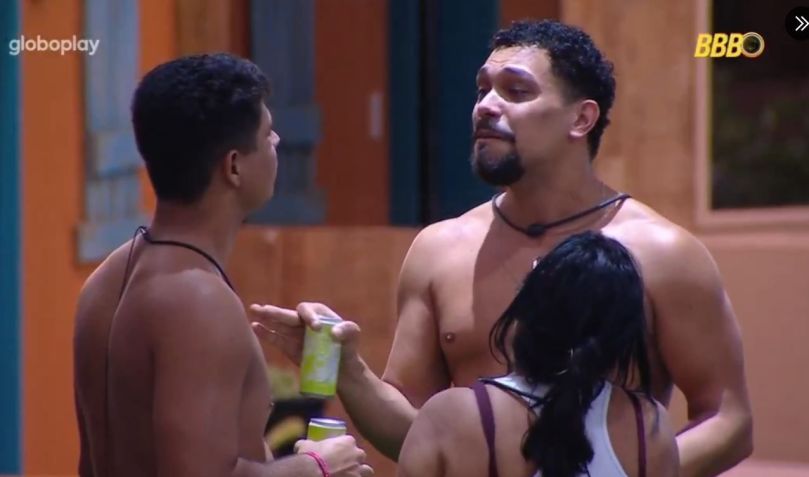 Vinicius declara bissexualidade em conversa com Delma e Guilherme • Reprodução/Globoplay