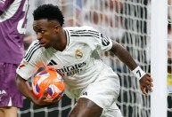 Vinicius Jr. perde pênalti, faz gol, mas Real Madrid sofre derrota em casa