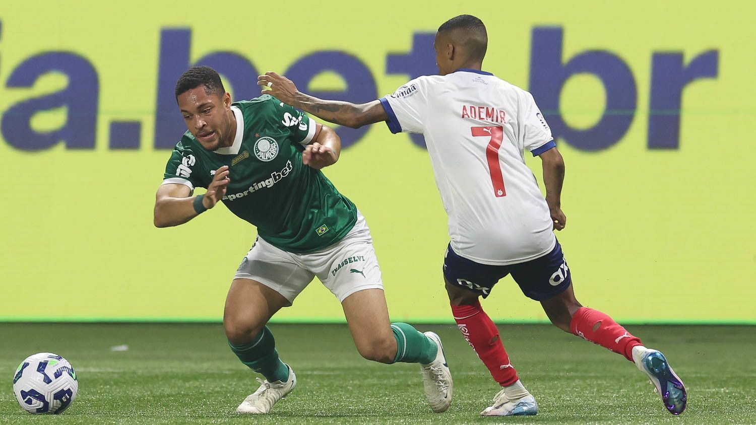 Vitor Roque passou em branco na derrota do Palmeiras para o Bahia, pelo Campeonato Brasileiro