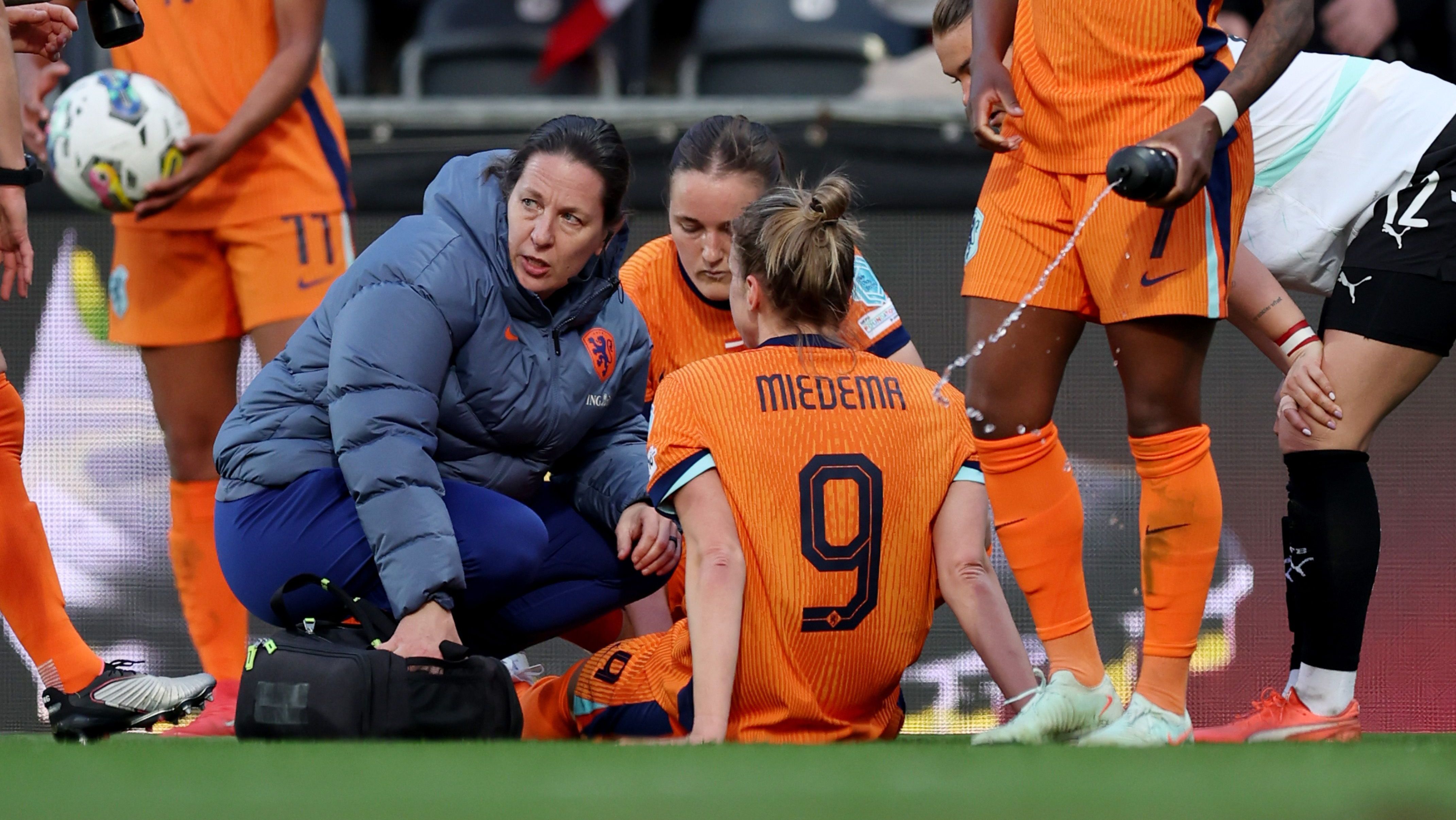 Vivianne Miedema sente lesão em jogo da Holanda. Atleta operou joelho em 2024