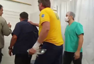 Bolsonaro está bem-humorado e sem previsão de alta no momento, diz médico