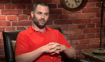 Penn Badgley fala quais são as maiores red flags de Joe em "Você"; assista