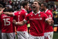 Wrexham conquista acesso inédito na Inglaterra e terceira promoção seguida