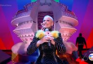 Xuxa desce de nave espacial e canta "Ilariê" em especial da Globo; assista