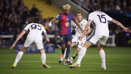 Lamine Yamal durante partida do Barcelona contra a Inter de Milão