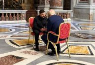 Trump diz que vê Zelensky como "mais calmo" após negociações no Vaticano