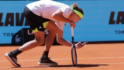Alex Zverev tira uma foto da marca da bola com seu celular