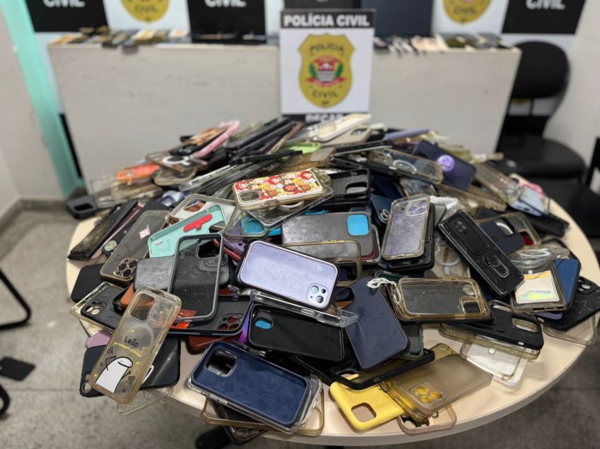 Imagem mostra capas de celulares roubados que foram apreendidos pela polícia nesta quinta (8) • Divulgação