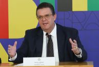 Oposição quer explorar "inércia", "omissão" e fechar cerco contra ministro